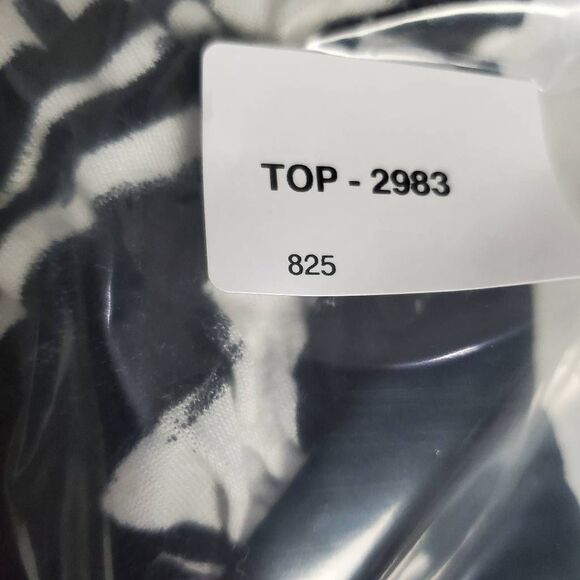 Maurices Women’s 1x Black White Abstract Print Rayon Racerback Tank Top - Picture 8 of 8